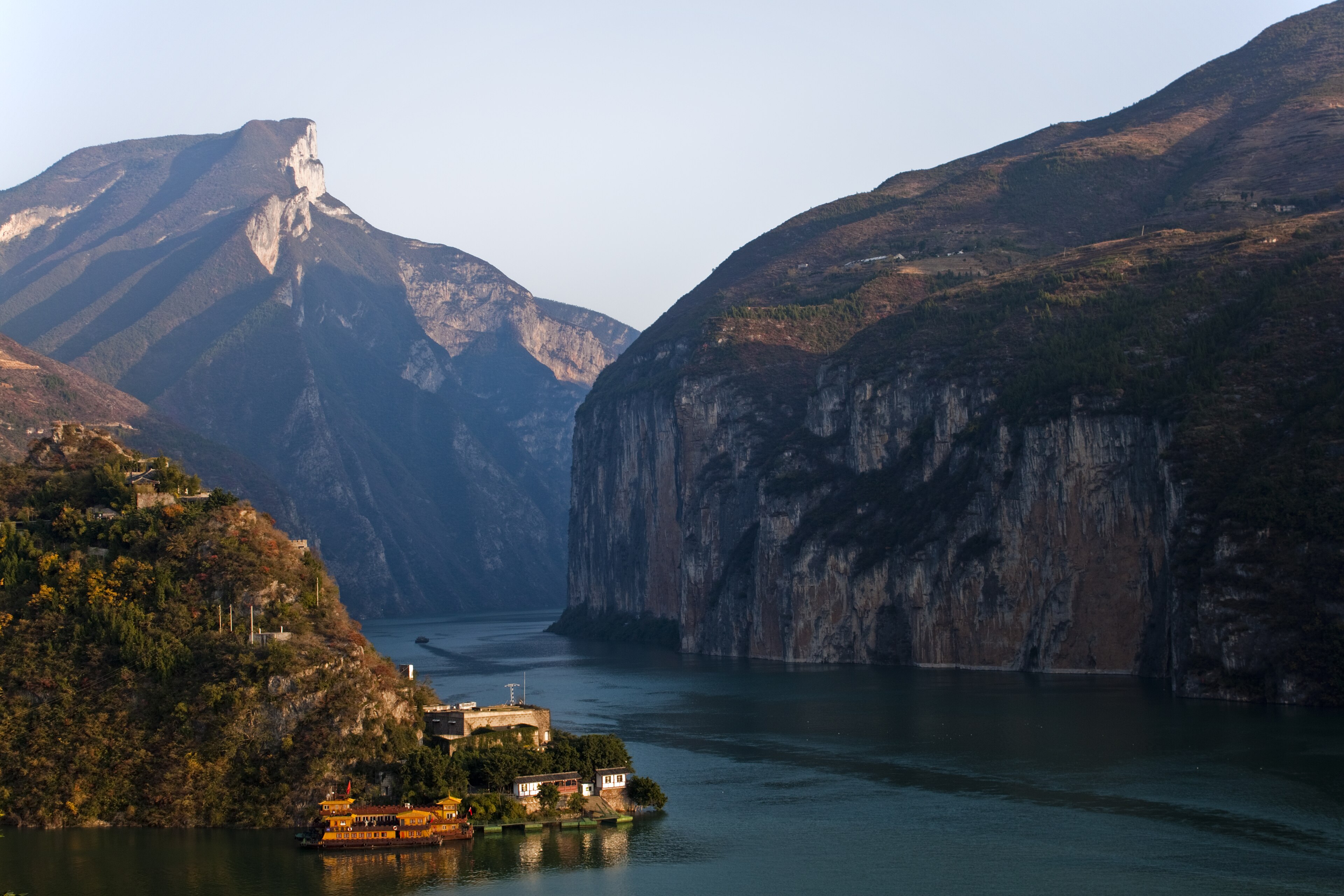 瞿塘峡江面与山壁