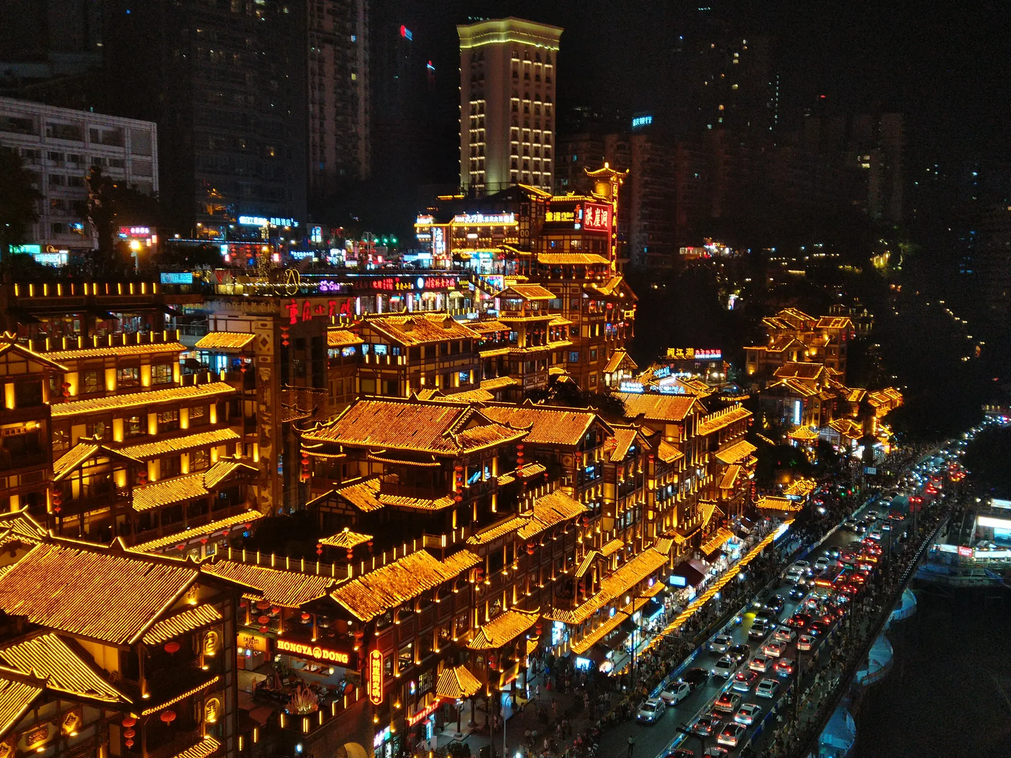 洪崖洞夜晚的吊脚楼灯火