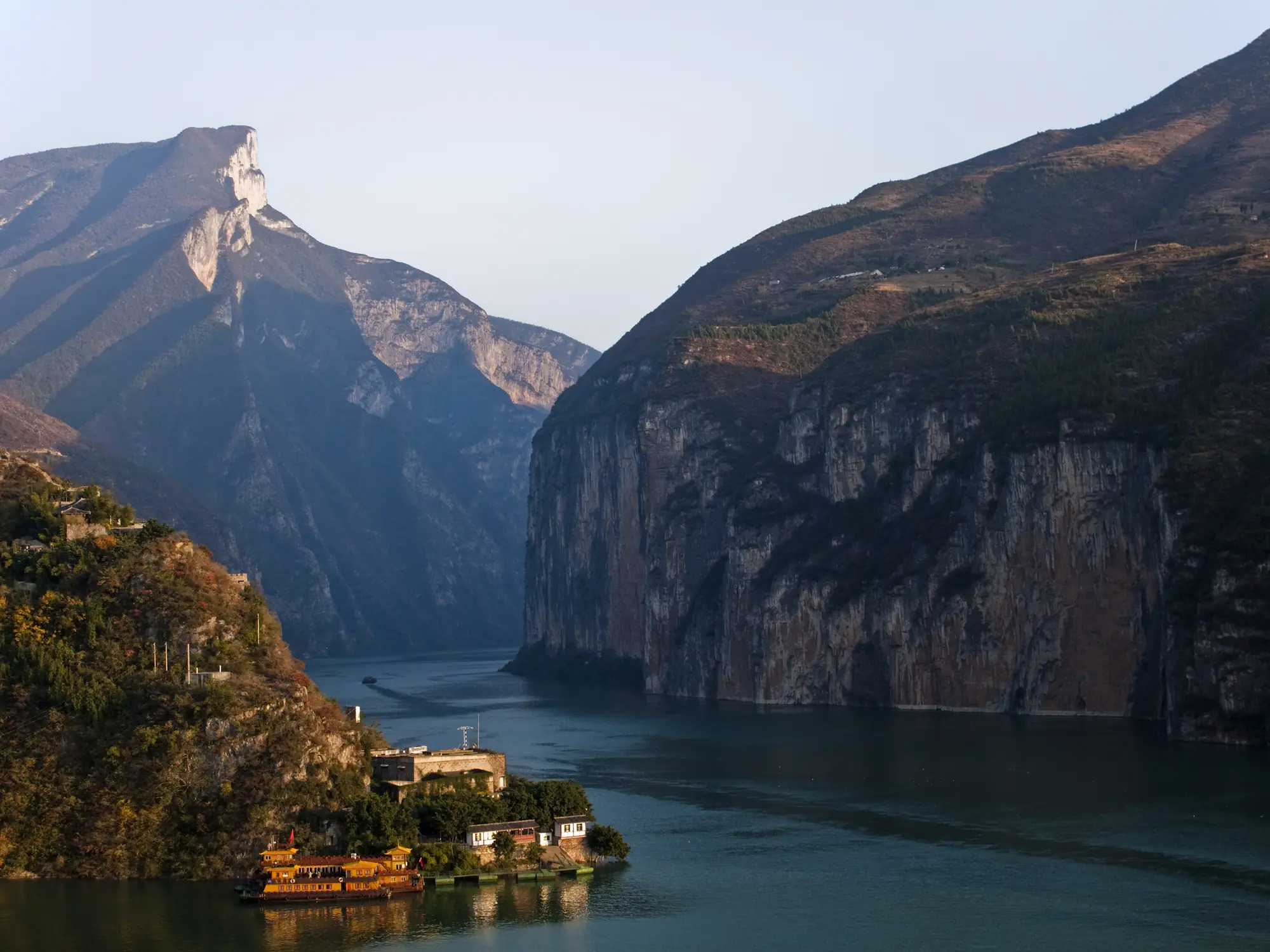 晨光里的瞿塘峡与江面