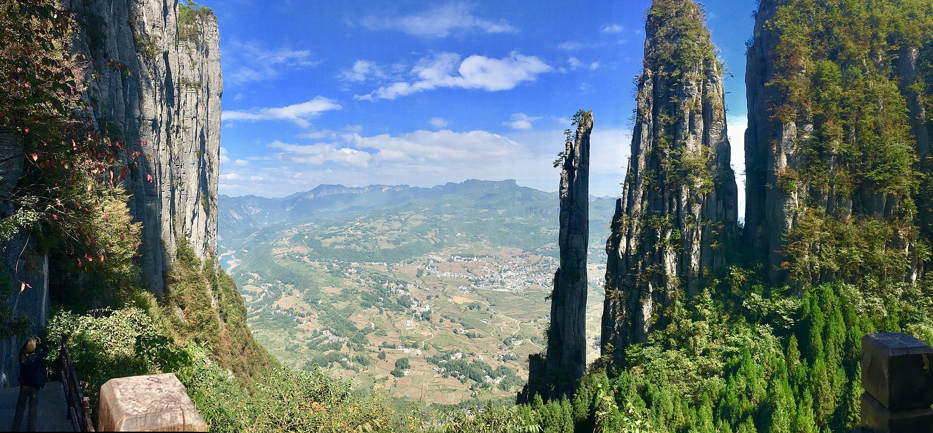 恩施大峡谷的石柱与谷地