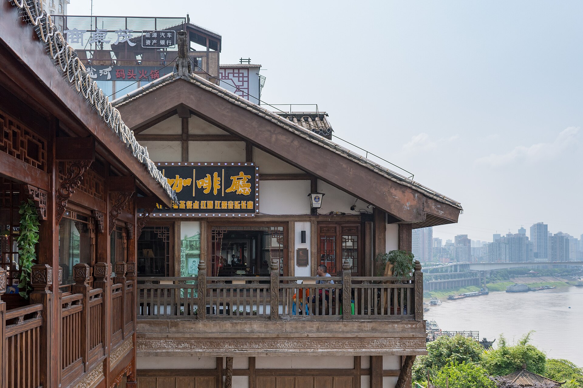 洪崖洞依崖而建的吊脚楼群