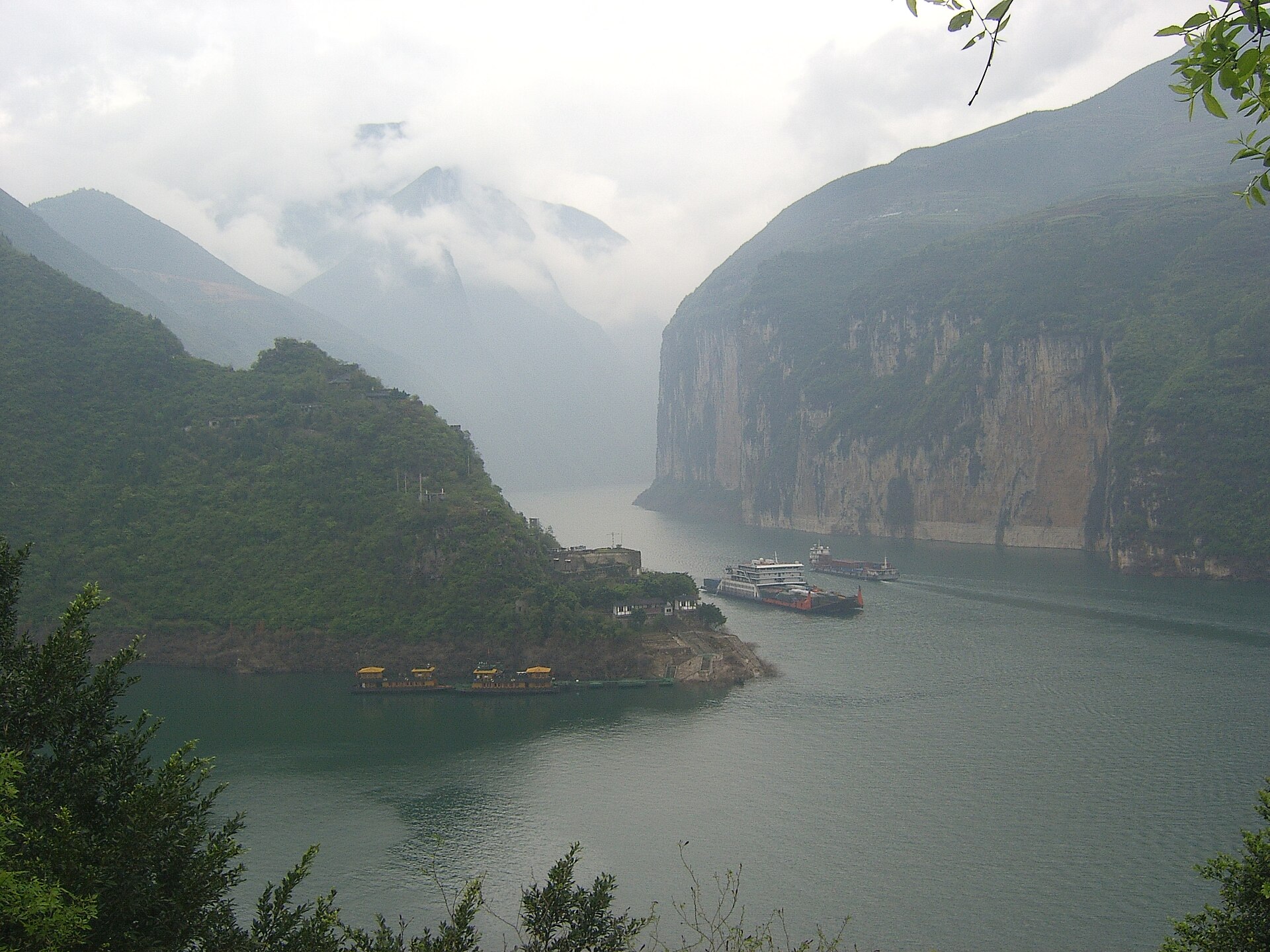 奉节夔门与瞿塘峡绝壁