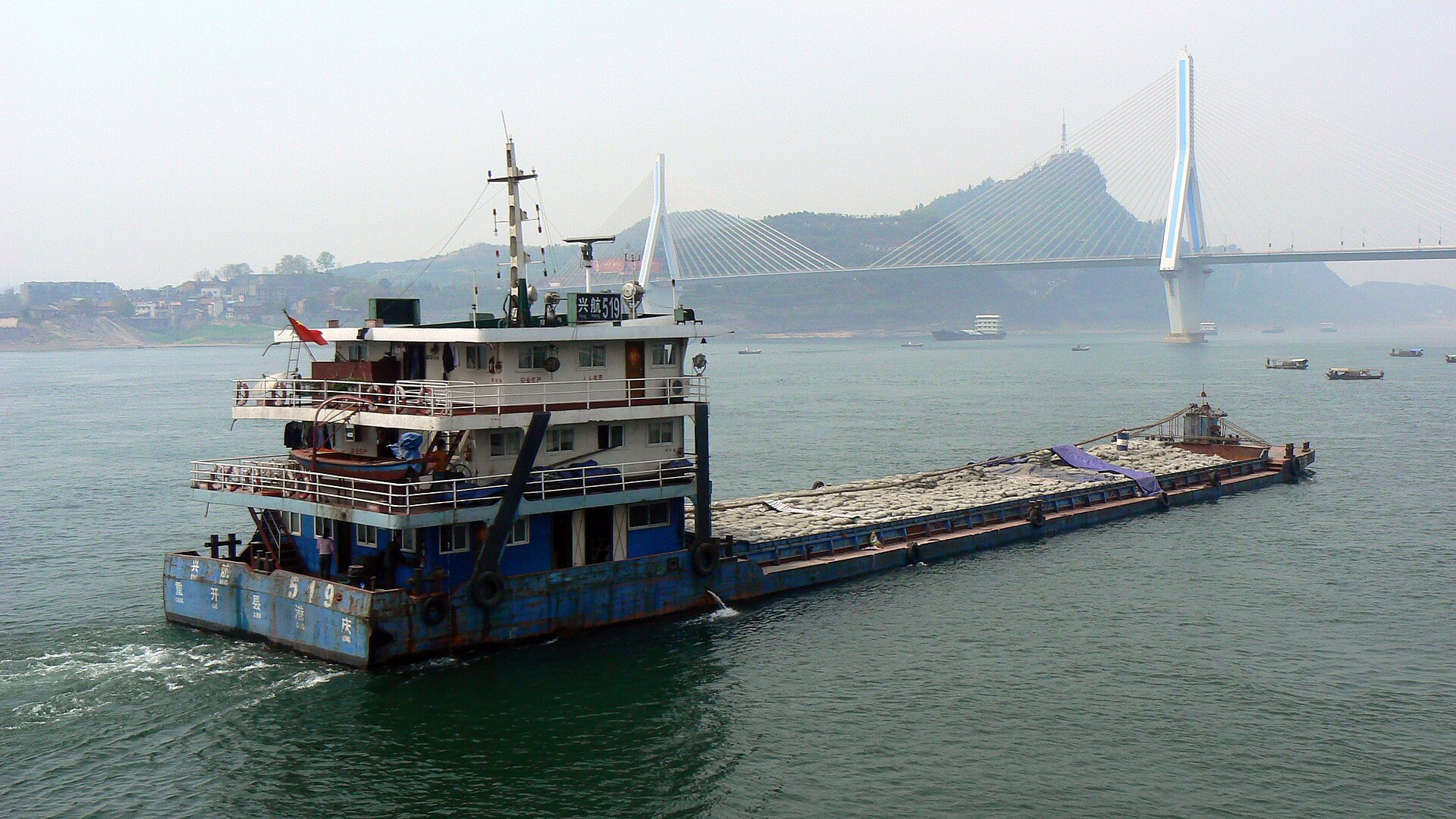 三峡人家的吊脚楼与溪流